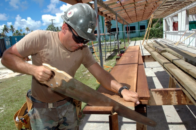 menuisier-ROUBION-min_worker_construction_building_carpenter_male_job_build_helmet-893290